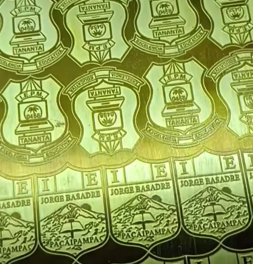 Grabado en placa de bronce